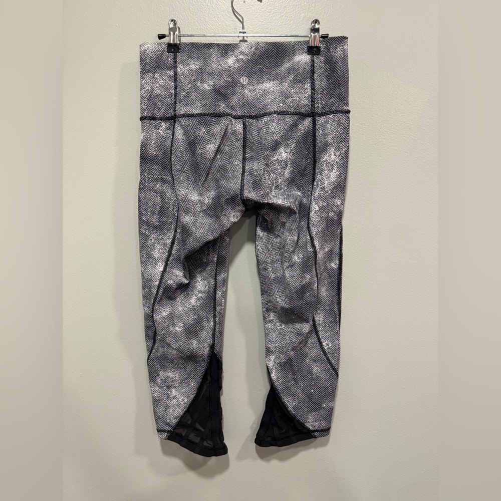 Lululemon Cropped Mesh Legging Size 10 - Picture 3 of 6